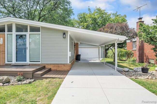 Building Photo - 229 Redwood Dr