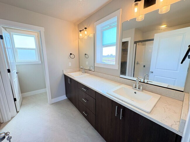 Building Photo - 3 Bedroom, 2.5 Bathroom Home Available in NE Salem!
