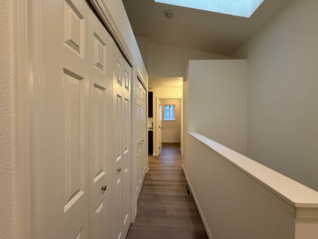 Building Photo - Stunning 3 Bed, 2 Bath Home near Riverside...