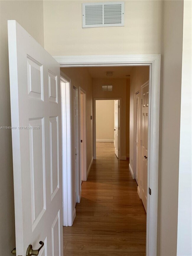 Building Photo - 3338 Lakeside Dr