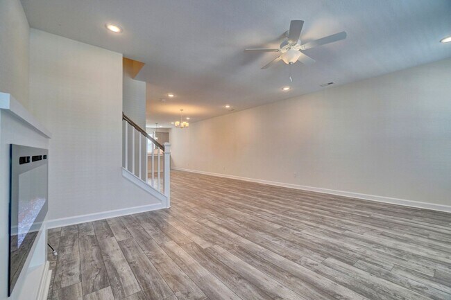 Building Photo - Available 08-05-25! Coastal Luxury Townhom...