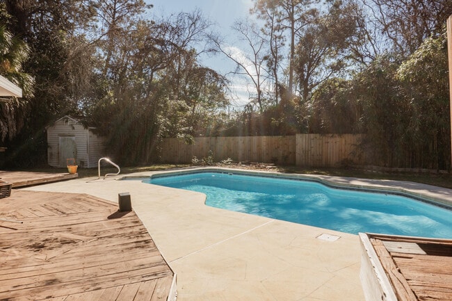 Building Photo - 410 Tanglewood Dr