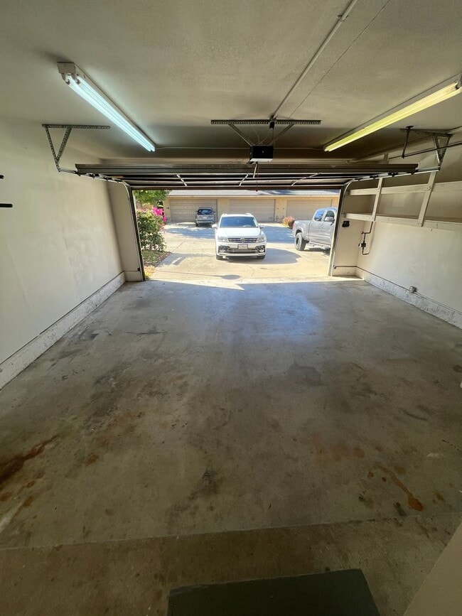 Building Photo - Lovely West Side Ventura Condo