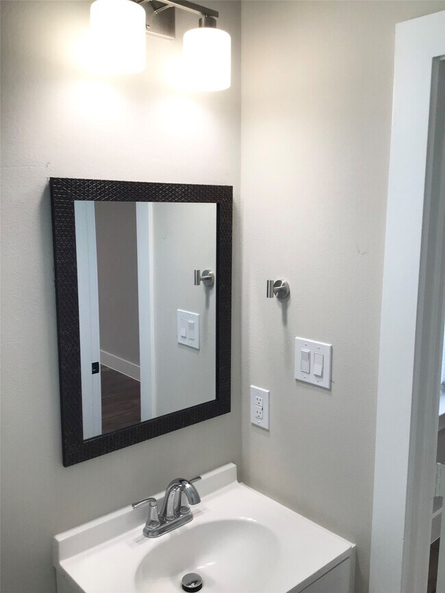 Building Photo - 2109 Marnel Rd