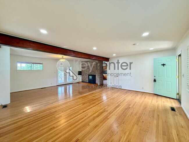 Building Photo - 1406 Highland Way