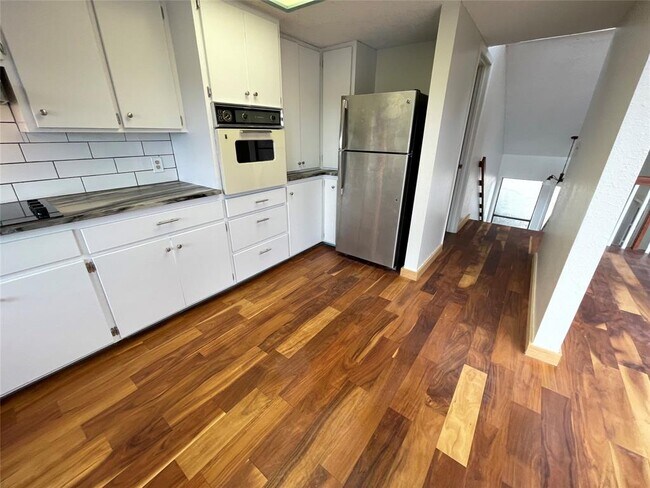 Building Photo - 210 Oak Springs Dr