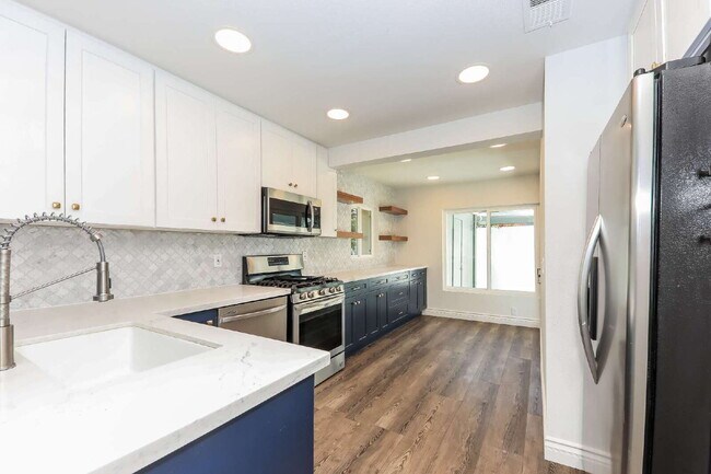 Building Photo - Modern 3 Bed / 2 Bath Turnkey Home with Exceptional Amenities!