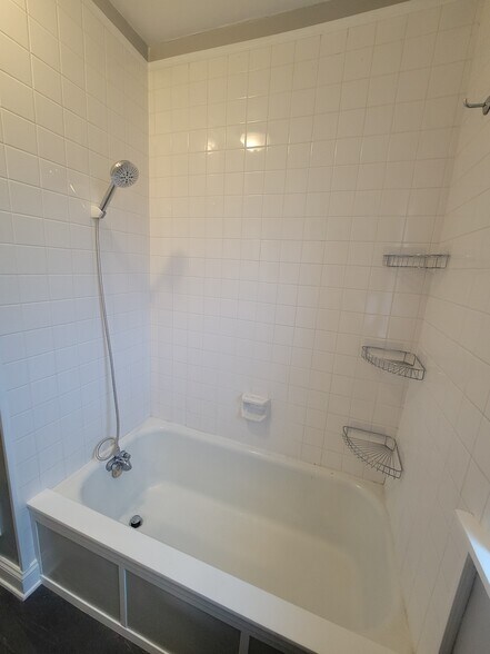 Tub/Shower - 4938 Tholozan Ave