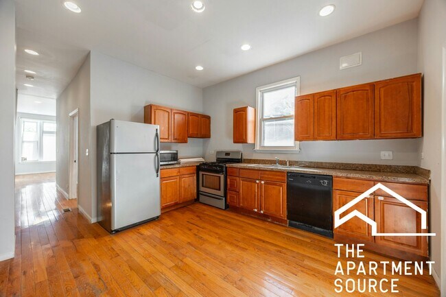 Building Photo - 2416 N Maplewood Ave