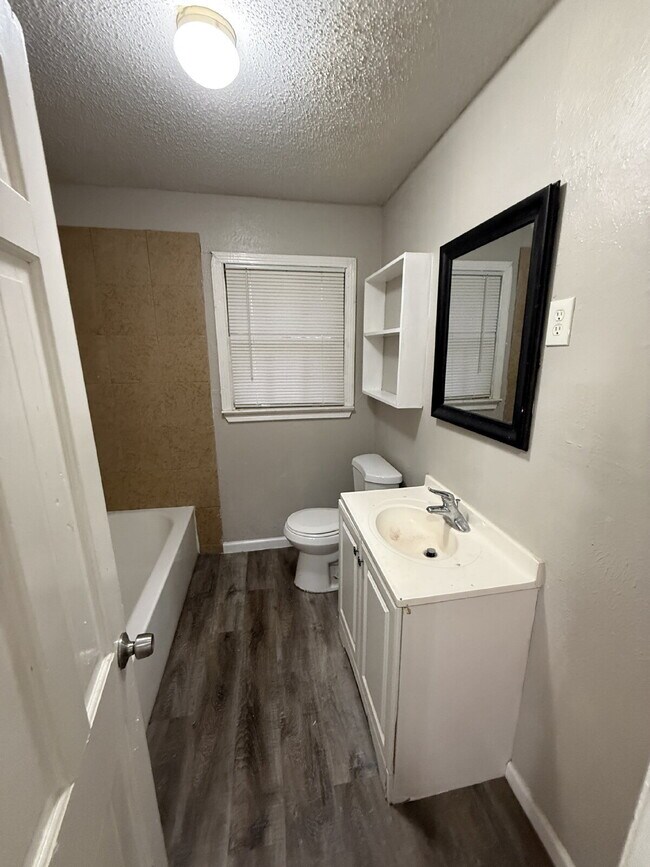 Building Photo - 1018 E Waco Ave