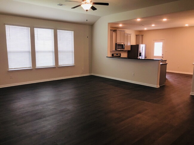 Building Photo - Modern Comfort with a Spacious Backyard in...