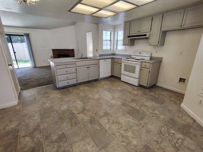 Building Photo - 932 Inez Dr