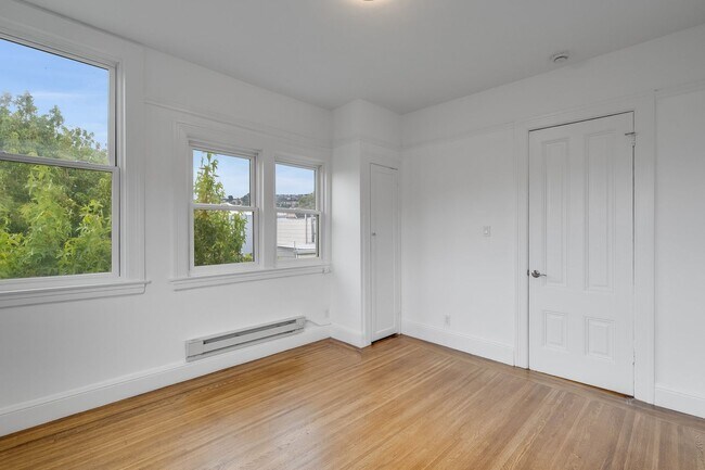 Building Photo - Newly remodeled top floor, pet friendly 1B...