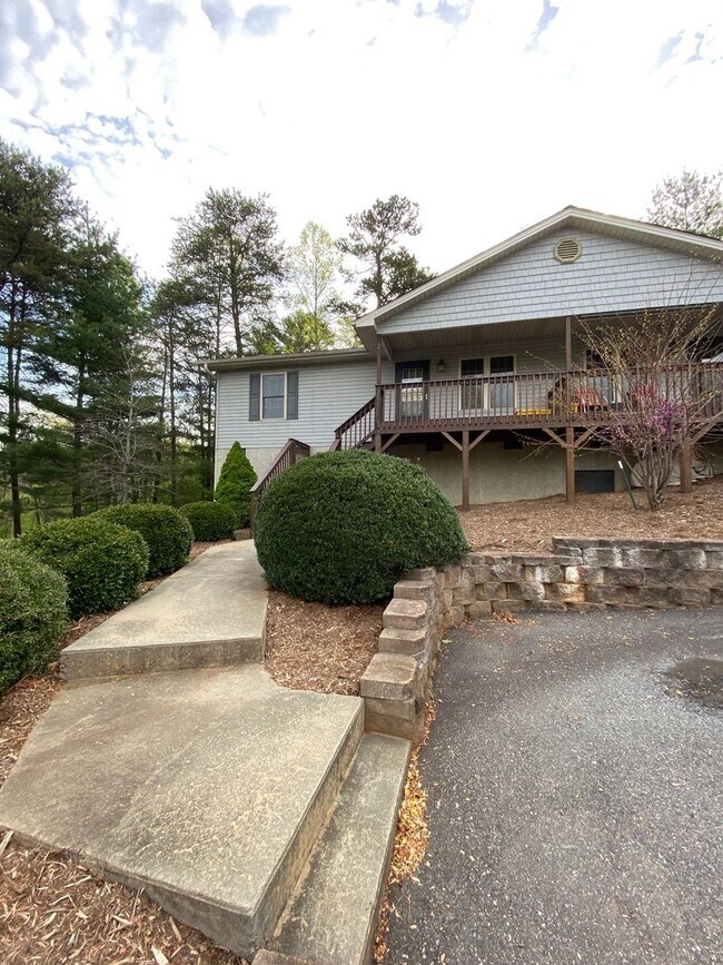 Building Photo - North AVL - Spacious 2/2 Apartment