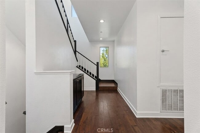 Building Photo - 123 Interval