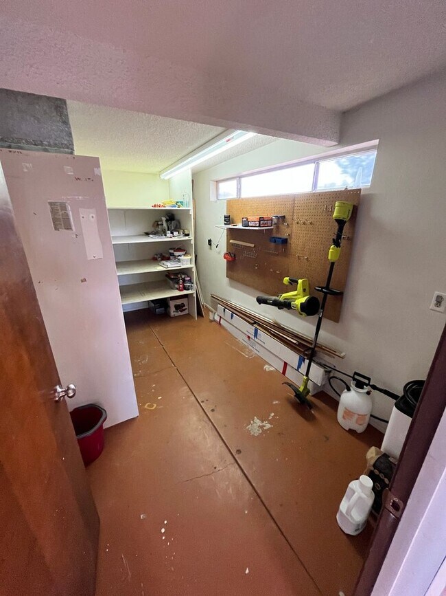 Building Photo - East- 3 bedroom/ 2 bathroom home with sparkling pool!