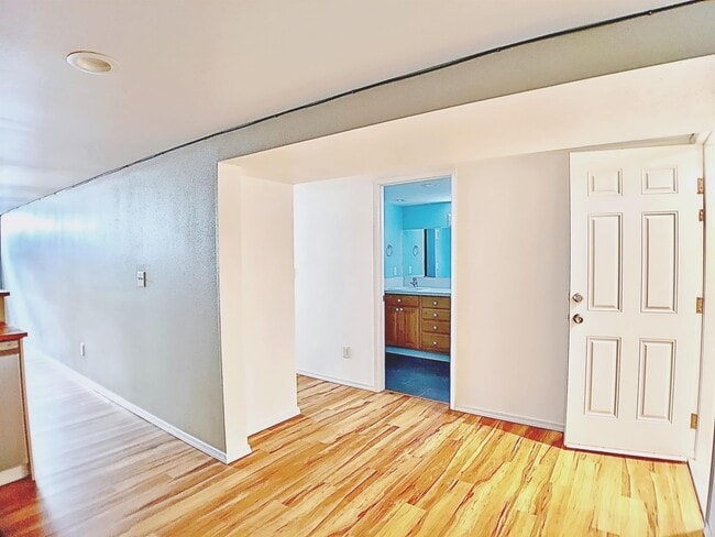 Building Photo - 5404 NE 54th Ave