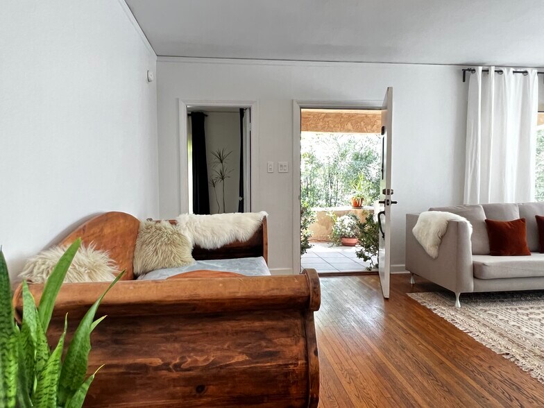 living room - 627 Tularosa Dr