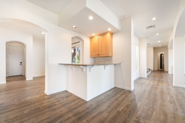 Building Photo - Queensridge Beauty - 5 bedroom on a 1/4+ acre lot