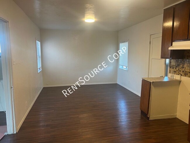 Building Photo - 101 E Desert View Dr