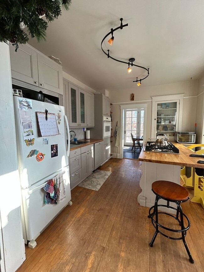 Building Photo - 424 E 10th St