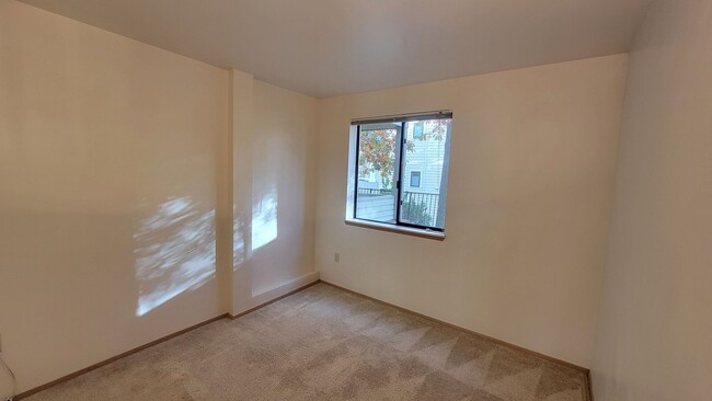 Building Photo - DOWNTOWN KIRKLAND 2 BED, 2.5 BATH TOWNHOME...