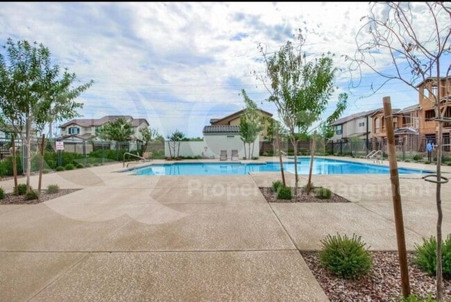 Building Photo - 1255 N Arizona Ave