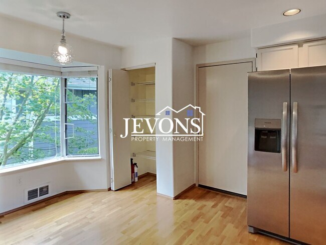 Building Photo - Fabulous 2 Bedrooms, 2 Bathroom, Top-Floor Condo in Klahanie