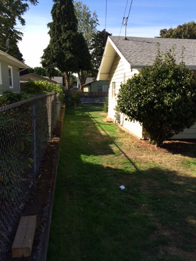Building Photo - 2 bed, 1 bath Located in Sumner Neighborhood!!!