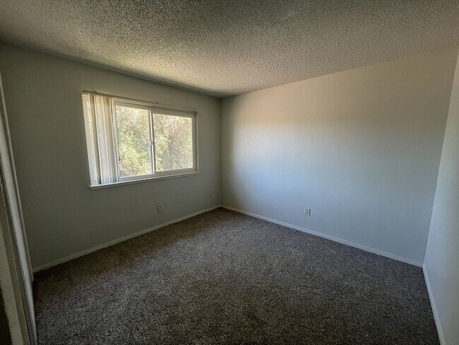 Building Photo - MOVE IN SPECIAL! $100 OFF FIRST 2 MONTHS OF RENT!!! 2 BEDROOM 1 BATH