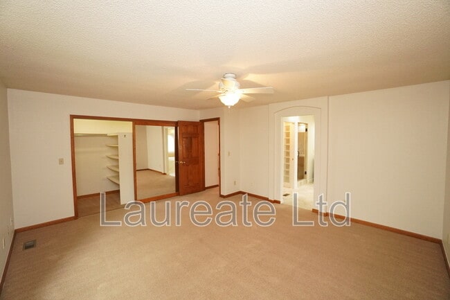 Building Photo - 1702 W Dry Creek Rd