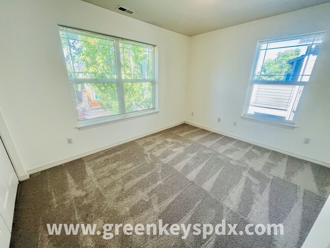 Building Photo - 3 Bedroom, 2.5 Bathroom Townhouse in N Por...
