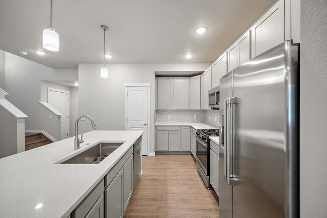 Building Photo - Modern 2 Bedroom, 2.5 Bathroom Townhome with a Loft, Central A/C, Gas Fireplace, and Washer and D...