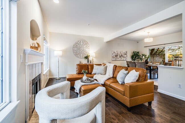Building Photo - RENOVATED 3 BED, 3 BATH KIRKLAND TOWNHOME W GARAGE & EASY COMMUTE!