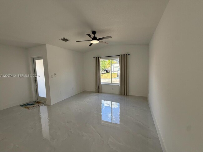 Building Photo - 10058 SW 156th Ct