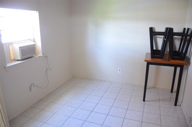 Building Photo - 10807 Emery Dr