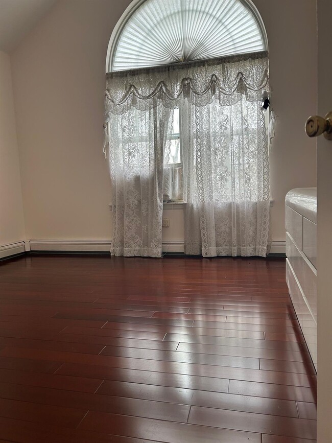 Building Photo - 1 Woodmere Pl