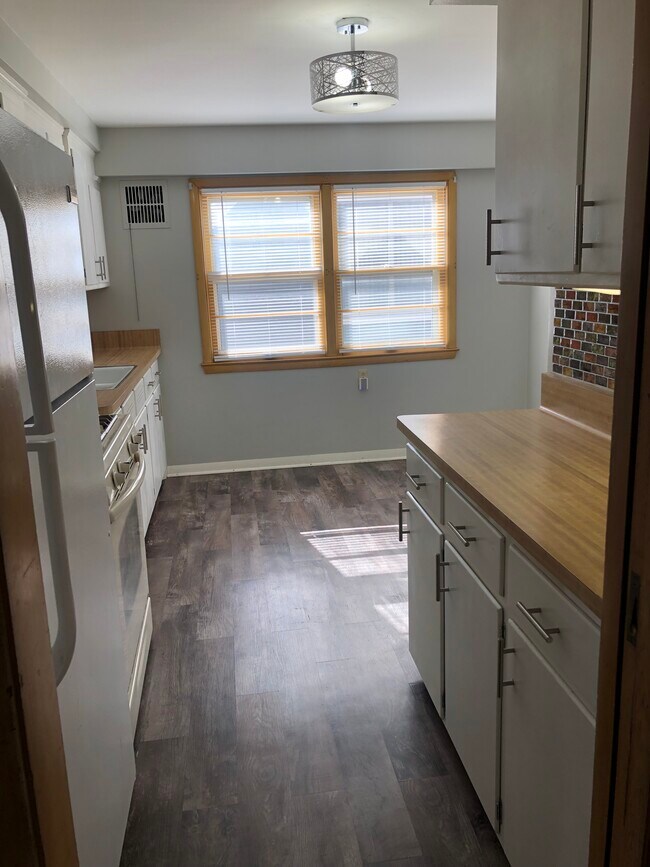 Kitchen - 2952 S 38th St