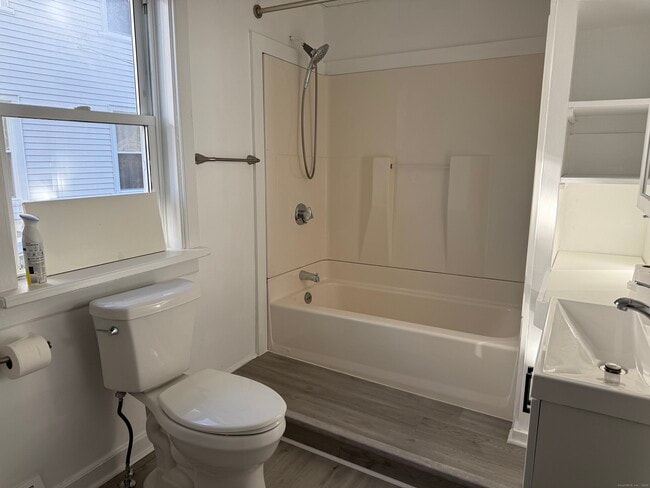 Building Photo - 15 Freestone Ave