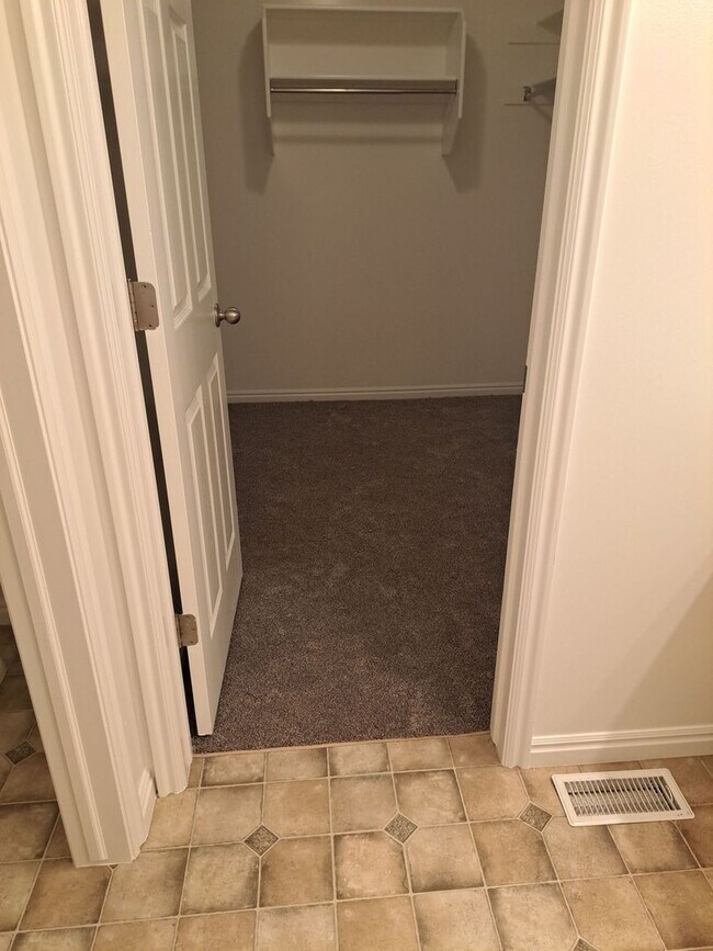Building Photo - End unit townhome with basement suite!!