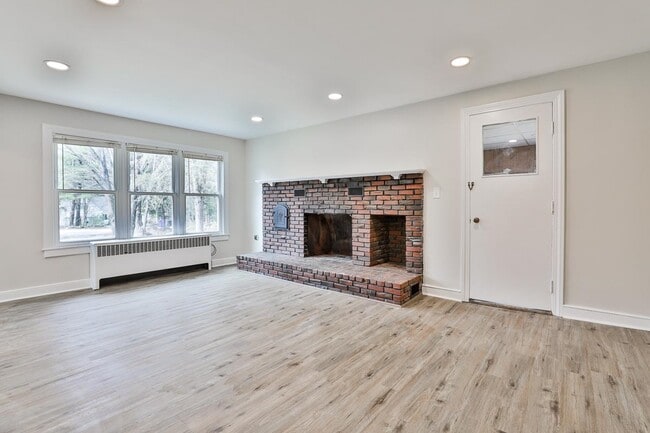 Building Photo - 139 Greeley St