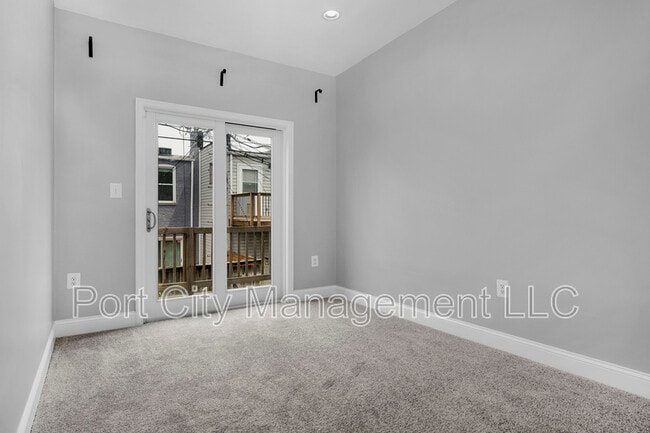 Building Photo - 813 S Port St