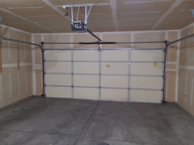 Building Photo - House with Garage & All Appliances
