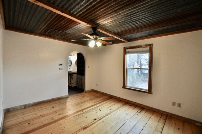 Building Photo - COMING SOON - FOR LEASE! Hard to Find Hors...