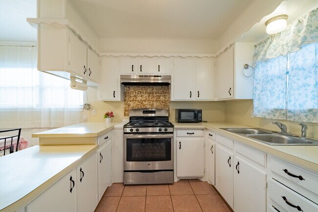 Building Photo - Vintage 3 Bedroom Home w/ Large Backyard