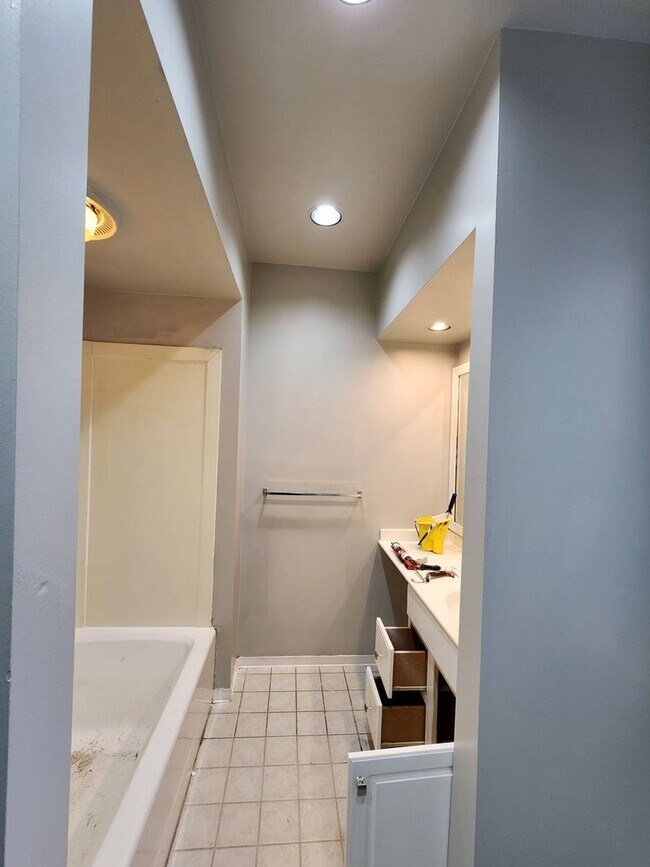 Building Photo - 5 Bedroom home available now!