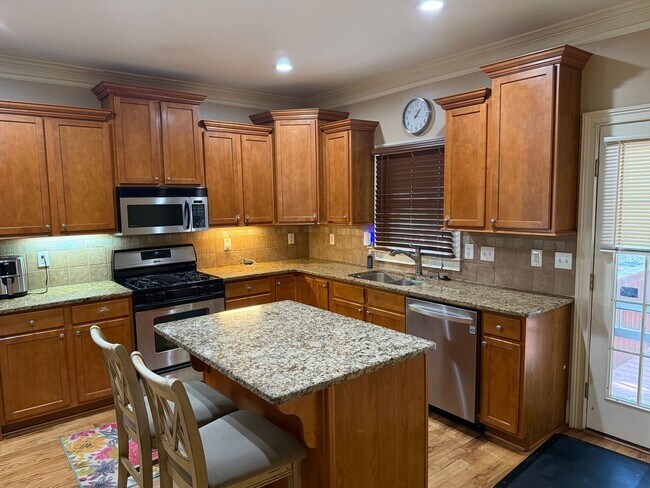 Building Photo - 4 BED/2 BATH PRIVATE DECATUR ESTATE FOR LE...