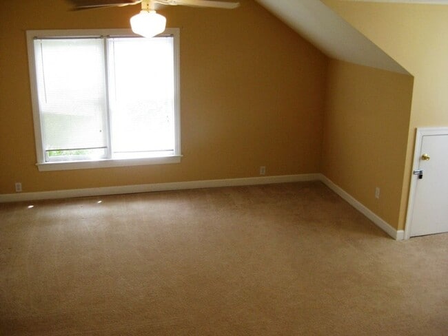 Building Photo - Pre-lease now for April!