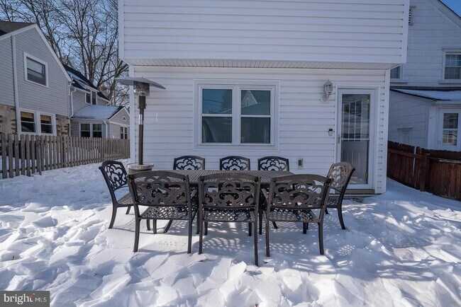 Building Photo - 227 E Hathaway Ln