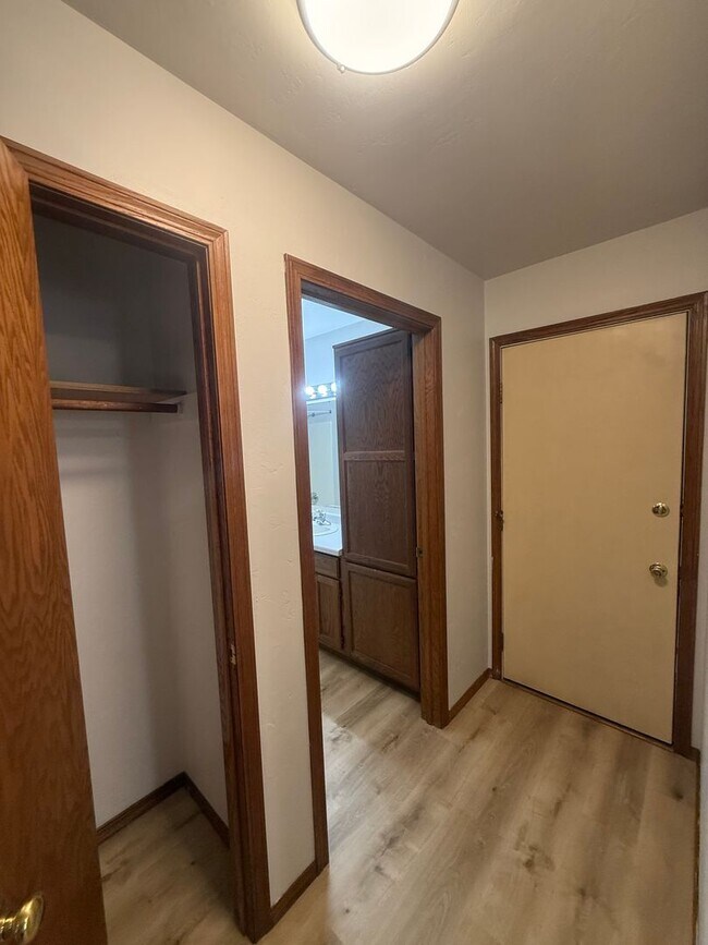 Building Photo - 600-602 Mollies Way